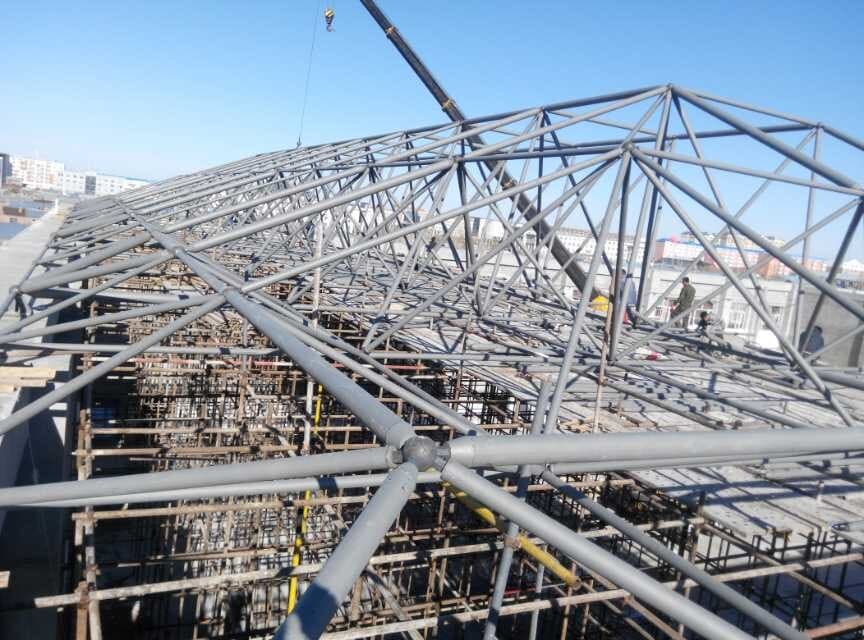 新泰商贸城屋顶网架工程