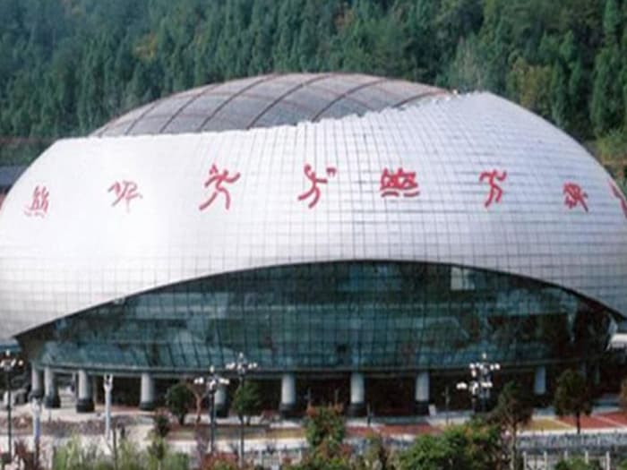新泰体育中心球形网架加工安装